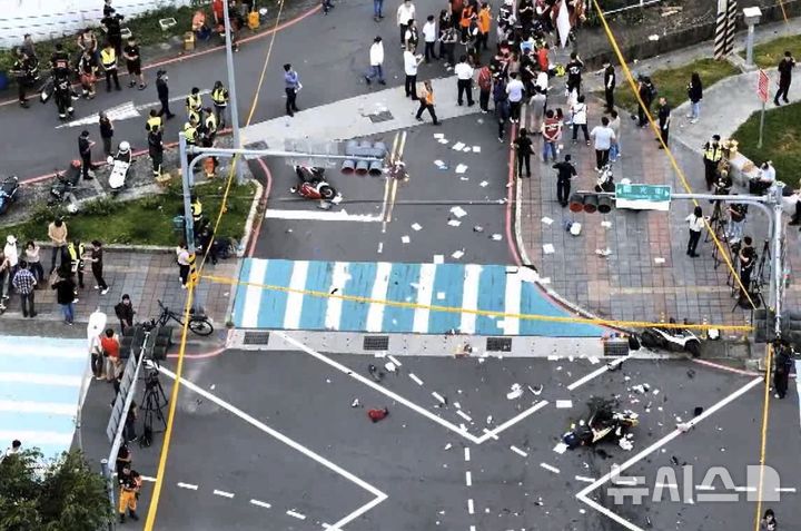 [AP/뉴시스] 19일 신대북 교차로 사고 현장. 대만 EBC 비디오 사진