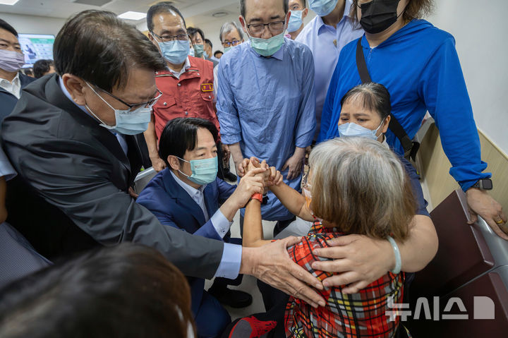 [신베이시=EBC/뉴시스] 라이칭더(가운데) 대만 총통이 19일(현지 시간) 대만 신베이시의 한 병원을 찾아 교통사고 피해자들을 위로하고 있다. 현지 경찰은 78세 노인이 몰던 차량이 싼샤 지역 초등학교 인근 도로에서 시민들을 덮쳐 여중생 등 3명이 숨지고 12명이 부상했다고 밝혔다. 2025.05.20.