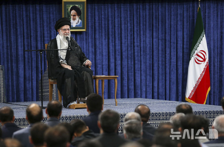 [테헤란(이란)=AP/뉴시스]아야톨라 알리 하메네이 이란 최고지도자가 5월 20일 이란 테헤란에서 지난해 헬기 추락사고로 숨진 고 에브라힘 라이시 대통령을 추모하는 자리에서 연설하고 있다. 2025.05.20.