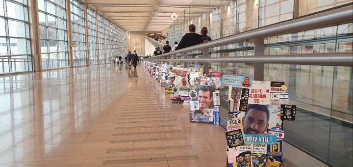 [텔아비브=뉴시스]김난영 기자 = 19일(현지 시간) 이스라엘 텔아비브 공항 입국길에 10월7일 기습으로 끌려간 인질들의 사진이 붙어 있다. 2025.05.20. *재판매 및 DB 금지
