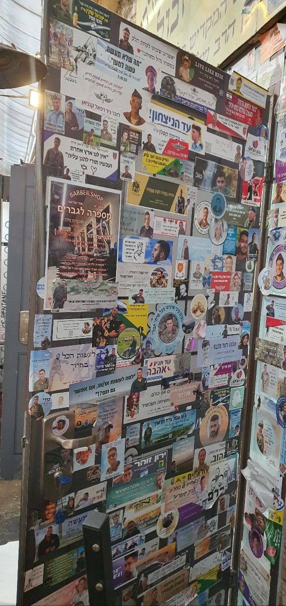 [예루살렘=뉴시스]김난영 기자 = 19일(현지 시간) 예루살렘 마하네 예후다 전통시장 벽에 전사한 이스라엘군 동료를 기리는 스티커가 붙어 있다. 2025.05.20. *재판매 및 DB 금지