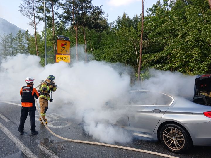 [봉화=뉴시스] BMW 차량 화재를 진화하고 있다. (사진=경북소방본부 제공) 2025.05.20. photo@newsis.com *재판매 및 DB 금지