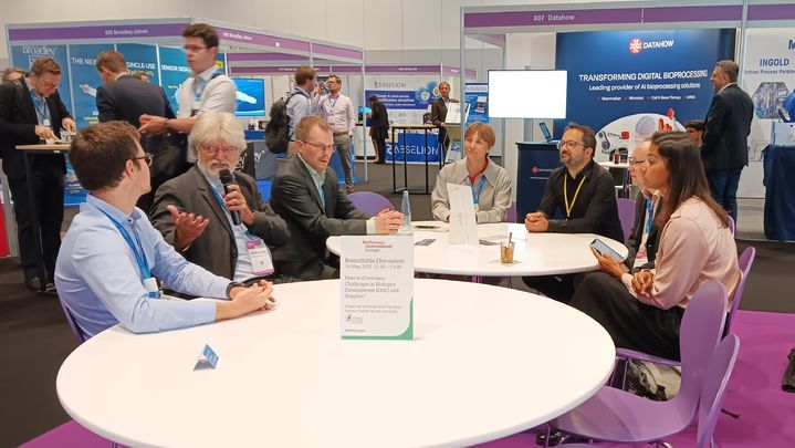 [서울=뉴시스] 나네트 슐라터문트 IDT 시니어 비즈니스개발 담당(왼쪽 네번째)이 2025 BPI Europe 행사 프로그램 중 라운드테이블 토의에 참가하고 있다. (사진=IDT바이오로지카 제공) 2025.05.20. photo@newsis.com *재판매 및 DB 금지