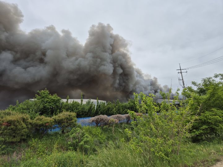 [천안=뉴시스] 지난 19일 오후 3시34분께 천안시 동남구 풍세면 용정리의 한 돼지농장에서 불이 나 하늘로 검은 연기가 치솟고 있다. (사진=천안동남소방서 제공) 2025.05.20. photo@newsis.com *재판매 및 DB 금지