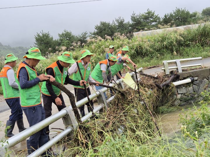 [무안=뉴시스] 풍수해 복구작업에 투입된 자율방재단. (사진=전남도 제공) 2025.05.20. photo@newsis.com *재판매 및 DB 금지