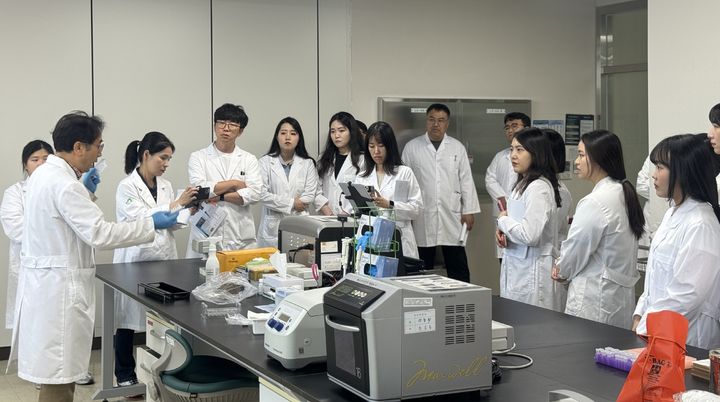 [부산=뉴시스] 민간 시험·검사기관을 대상으로 한 식품 분야 분석 기술지원 교육이 진행되고 있다. (사진=부산지방식품의약품안전청 제공) 2025.05.20. photo@newsis.com *재판매 및 DB 금지