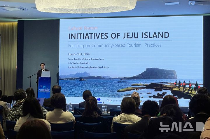 [제주=뉴시스] 신현철 제주관광공사 관광산업실 지역관광팀장이 지난 19일 몽골 울란바토르에서 유엔세계관광기구(UN Tourism)가 주최한 제19차 국제포럼에서 특별포럼 기조 강연에 나서 제주 해녀 문화와 최우수 관광마을, 카름스테이 등 제주의 로컬관광 정책 사례를 소개하고 있다. (사진=제주관광공사 제공) 2025.05.20. photo@newsis.com *재판매 및 DB 금지