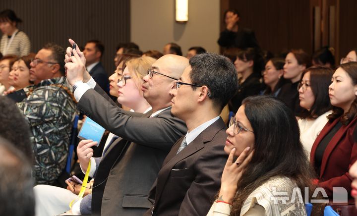 [제주=뉴시스] 몽골 울란바토르에서 유엔세계관광기구(UN Tourism)가 주최한 제19차 국제포럼에서 아시아·태평양 21개 관광정책 리더들과 유엔세계관광기구 관계자, 몽골 정부 및 현지 관광업계 관계자들이 제주관광공사의 특별포럼 기조 강연을 경청하고 있다. (사진=제주관광공사 제공) 2025.05.20. photo@newsis.com *재판매 및 DB 금지