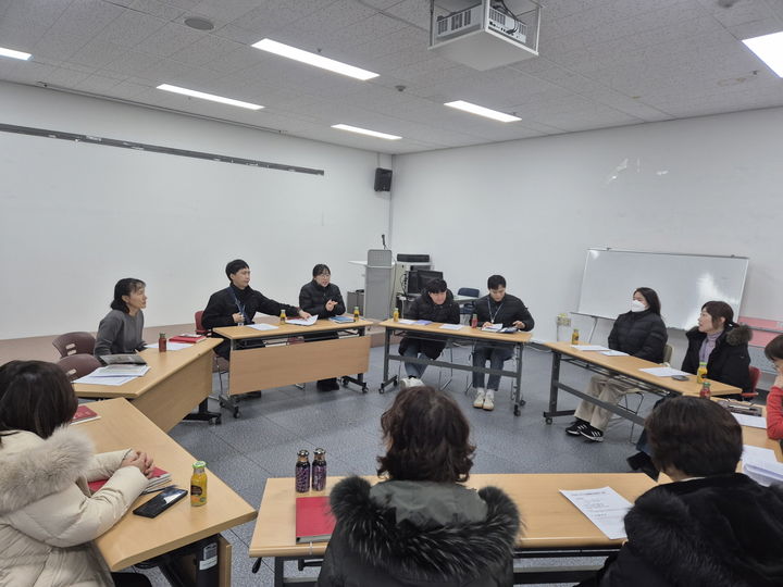 [서울=뉴시스] 도봉구 공무원, 통합사례관리사, 학대예방경찰관, 상담원이 사례 회의를 하고 있다. 2025.05.20. (사진=도봉구 제공) *재판매 및 DB 금지
