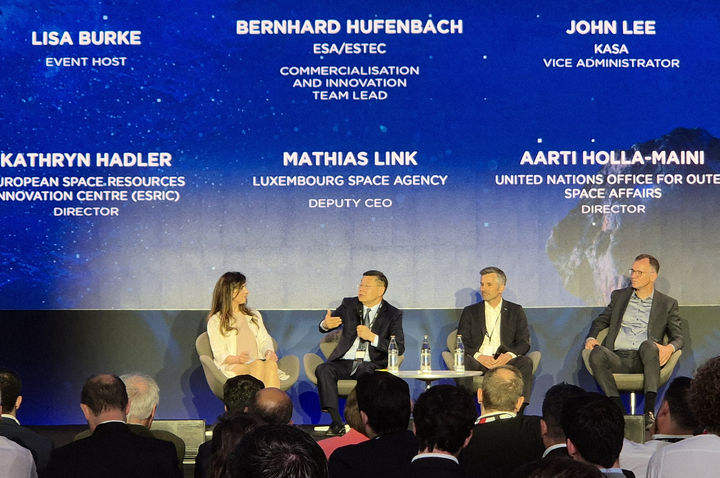 [서울=뉴시스] 존 리 우주항공청 본부장이 '2025 우주자원주간'에서 룩셈부르크 경제부 장관, 우주청 대표와 만나 우주‧달 자원 탐사 관련 협력 방안에 대해 논의했다. (사진=우주항공청 제공) *재판매 및 DB 금지