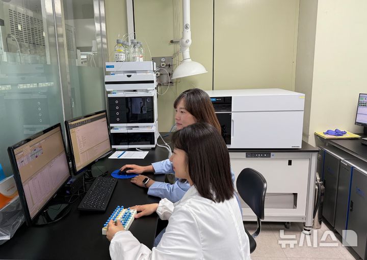 [용인=뉴시스]용인시농업기술센터의 잔류농약 검증 시험 모습(사진=용인시농업기술센터)2025.05.20.photo@newsis.com