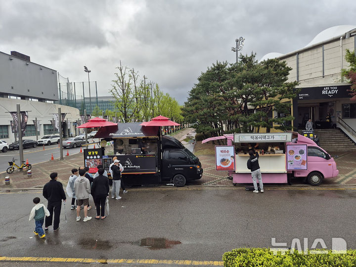 [성남=뉴시스] 성남시가 24일부터 탄천종합운동장 내 4곳 매점과 4대 푸드트럭에 다회용기를 도입한다. 사진은 운동장내 푸드트럭 (사진=성남시 제공) 2025.05.20.photo@newsis.com