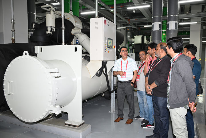 [서울=뉴시스]LG전자가 19일 글로벌 냉난방공조(HVAC) 컨설턴트를 국내로 초청해 'LG HVAC 리더스 서밋 2025’를 개최했다. 컨설턴트들이 서울 마곡에 위치한 LG사이언스파크를 방문해 초대형 냉방기인 '칠러(Chiller)'를 살펴보고 있다. (사진=LG전자 제공) photo@newsis.com *재판매 및 DB 금지