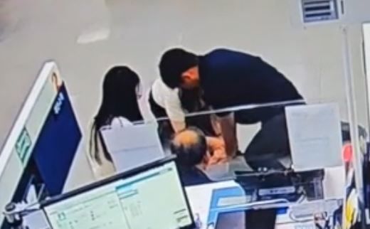 [천안=뉴시스] 응급 조치 하는 은행 직원들.(사진=기업은행북천안지점 제공) 2025.05.20.photo@newsis.com. *재판매 및 DB 금지