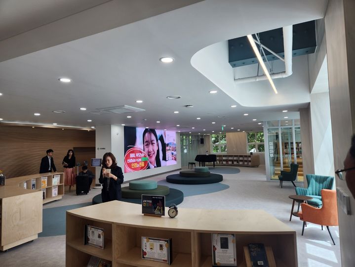 충북교육도서관 한 사서가 20일 리모델링을 마친 1층 어린이 자료실을 안내하며 설명하고 있다.2025.05.20.kipoi@newsis.com *재판매 및 DB 금지