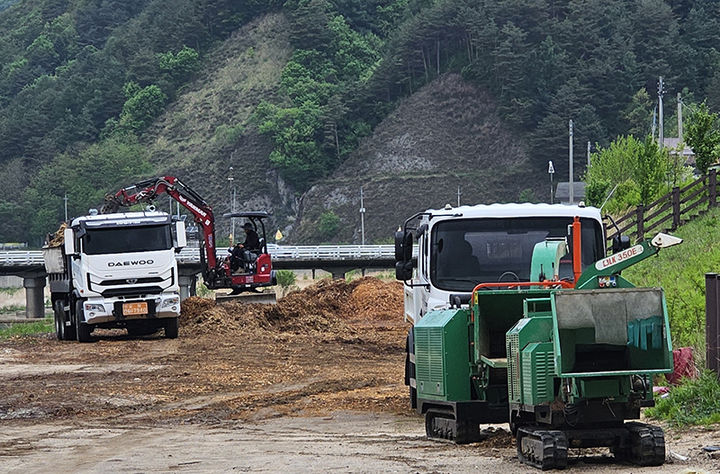 정선군 임계면의 사과 전지 파쇄작업 모습.(사진=정선군 제공) *재판매 및 DB 금지