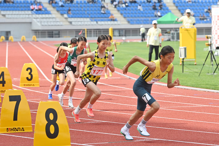 [안동=뉴시스] 여초부 800m 경기에서 금메달을 차지한 포항 원동초 김지아 선수(앞에서 두번째). (사진=경북교육청 제공) 2025.05.20 photo@newsis.com *재판매 및 DB 금지