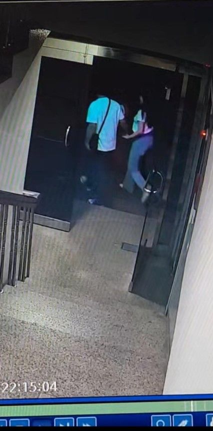 [뉴시스] 남성은 6층까지 올라가 남의 집 앞에 대변을 누고, 사용한 휴지까지 그대로 둔 채 내려갔다. 그리고 1층에서 기다리던 여자 친구의 손을 잡고 유유히 현장을 빠져나갔다. (사진=온라인 커뮤니티) *재판매 및 DB 금지