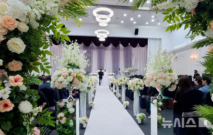 [용인=뉴시스]무료 예식장으로 이용할 수 있는 용인시청 컨벤션홀(사진=용인시 제공)2025.05.20.photo@newsis.com