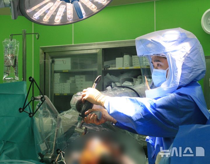 [서울=뉴시스]김중일 한림대강남성심병원 정형외과 교수가 로봇인공관절 수술을 집도하고 있다. (사진= 강남성심병원 제공) 2025.05.20. photo@newsis.com. 