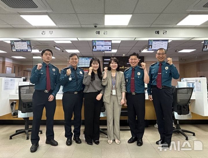 [양주=뉴시스] 감사장 수여. (사진=양주경찰서 제공) 2025.04.20 photo@newsis.com
