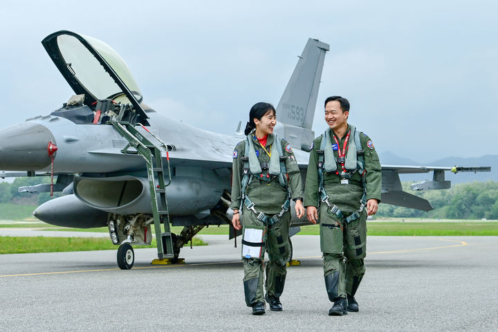 [서울=뉴시스] KF-16 전투기 앞에서 강명진 소령, 윤해림 소령 부부가 함께 걸어오고 있다. (사진=공군 제공) 2025.05.20. photo@newsis.com *재판매 및 DB 금지