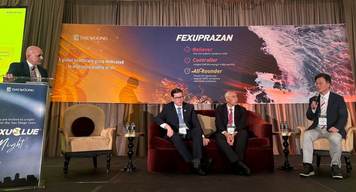 [서울=뉴시스] '펙수클루의 밤' 심포지엄. 마이클 배지 교수(왼쪽부터), 호세 마리아 레메스 트로체 교수, 아놀드 리켈메 교수, 김도훈 교수. (사진=대웅제약 제공) 2025.05.20. photo@newsis.com *재판매 및 DB 금지