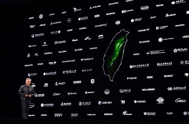 [서울=뉴시스] 젠슨황 엔비디아 최고경영자(CEO)가 19일 타이베이 뮤직센터에서 가진 ‘컴퓨텍스 2025’ 전야 강연에서 대만 지도 주위로 파트너 업체들의 로고로 가득 찬 거대한 벽을 뒤로 한 뒤 발언하고 있다.(출처: 엔비디아 블로그) 2025.05.20. *재판매 및 DB 금지