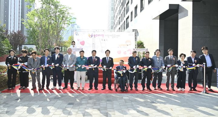 [진주=뉴시스]진주시, ‘진주데시앙 다함께돌봄센터’ 개소식.(사진=진주시 제공).2025.05.20.photo@newsis.com *재판매 및 DB 금지