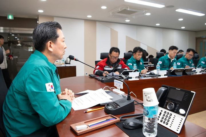 [구미=뉴시스] 안전도시 회의하는 김장호 시장. (사진=구미시 제공) 2025.05.20 photo@newsis.com *재판매 및 DB 금지