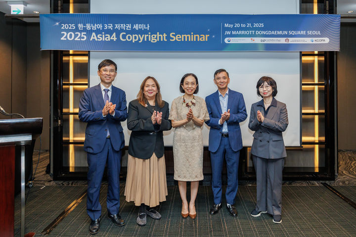 '한-동남아 3국 저작권 세미나'에 참석한 각국 대표단이 기념촬영을 하고 있다. 사진은 한국저작권보호원 박정열(왼쪽부터) 원장, 필리핀 지식재산청 앤 카보찬 부청장, 태국 지식재산청 누사라 칸자나쿨 청장, 베트남 문체부 짠 황 저작권국장, 문체부 정향미 저작권국장. (사진=문화체육관광부 제공) *재판매 및 DB 금지