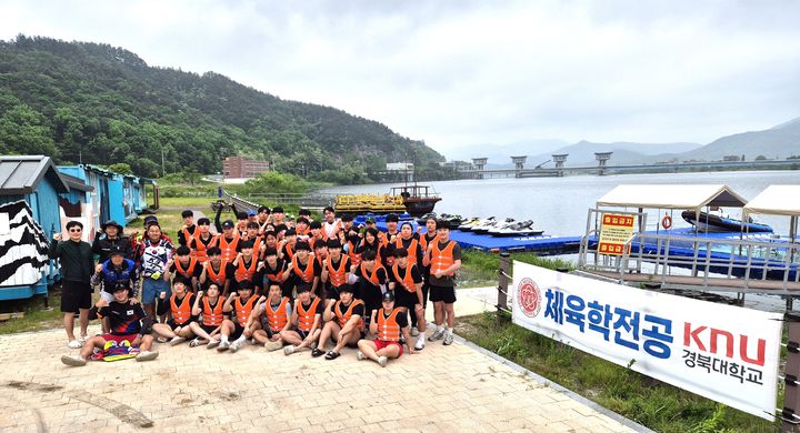  [의성=뉴시스] 의성 낙단보 박서생과 청년통신사공원에서 '제트스키 체험교육'에 참여한 경북대학교 체육학과 학생들이 기념사진을 찍고 있다. (사진=의성군 제공) 2025.05.20. photo@newsis.com *재판매 및 DB 금지