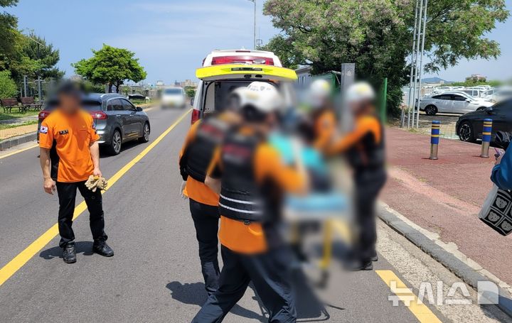 [제주=뉴시스] 19일 오후 제주시 용담동 소재 도로에서 신호등 없는 횡단보도를 건너던 40대가 우회전하는 트럭에 치여 중상을 입는 사고가 발생했다. (사진=제주소방안전본부 제공) 2025.05.20. photo@newsis.com