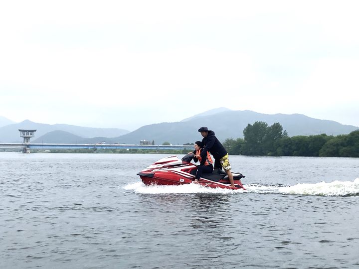  [의성=뉴시스] 의성 낙단보 박서생과 청년통신사공원에서 경북대학교 체육학과 학생들이 '제트스키 체험교육'을 받고 있다. (사진=의성군 제공) 2025.05.20. photo@newsis.com *재판매 및 DB 금지