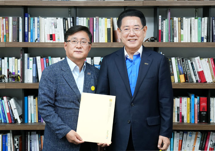 [서울=뉴시스] 송창헌 기자 = 김영록(오른쪽) 전남지사가 20일 국회에서 김성환 더불어민주당 의원과 면담을 갖고 글로벌 해상풍력 생태계 조성 등 전남 현안 해결을 위한 건의와 당 차원의 협조를 요청하고 있다. (사진=전남도 제공)2025.05.20 photo@newsis.com *재판매 및 DB 금지