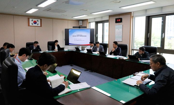 [세종=뉴시스]19일 축산물품질평가원 본원 이사회의실에서 '2025년도 제1차 내부통제 위원회'가 진행되고 있다. (사진=축평원 제공) *재판매 및 DB 금지