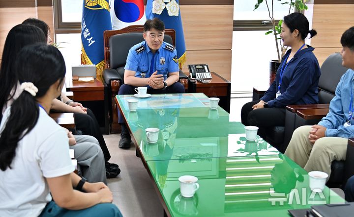 [제주=뉴시스] 김서구 서귀포해양경찰서장이 19일 청년인턴들을 각 실무부서에 배치하고 소통의 시간을 갖고 있다. (사진=서귀포해양경찰서 제공) 2025.05.20. photo@newsis.com