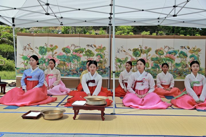 [구미=뉴시스] 전통 성년 의식. (사진=구미시 제공) 2025.05.20 photo@newsis.com *재판매 및 DB 금지