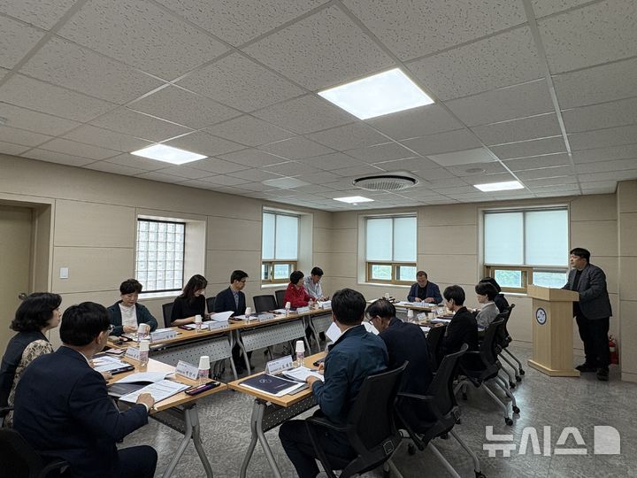 [의왕=뉴시스] 학교명 선정위워회 회의 개최 현장. (사진=군포의왕교육지원청 제공). 2025.05.20. photo@newsis.com