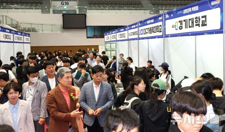 [포항=뉴시스] 송종욱 기자 = 경북 포항시가 '2026학년도 대학진학박람회'를 다음 달 7일 포항체육관에서 개최한다. 사진은 지난해 5월 열린 '2025학년도 대학진학박람회'에 이강덕 시장이 대학의 홍보 부스를 둘러보는 모습. (사진=포항시 제공) 2025.05.20. photo@newsis.com