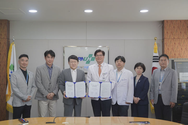 [양산=뉴시스] 양산부산대병원과 퍼즐에이아이 MOU 체결하고 있다. (사진=양산부산대병원 제공) 2025.05.20. photo@newsis.com *재판매 및 DB 금지