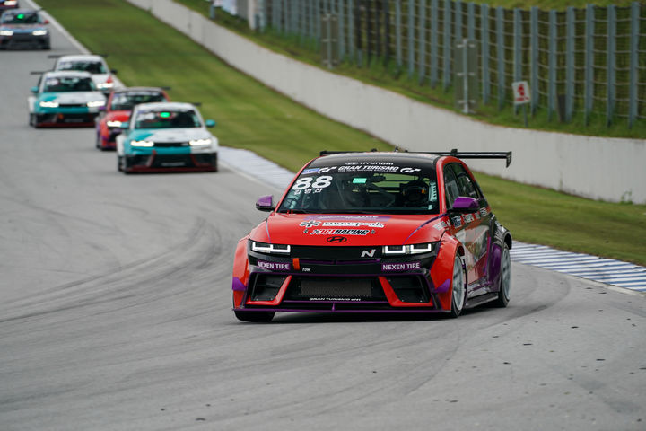 [부산=뉴시스] 넥센타이어를 장착하고 우승한 DCT 레이싱 김영찬 선수 차량이 주행하는 모습. (사진=넥센타이어 제공) 2025.05.20. photo@newsis.com *재판매 및 DB 금지