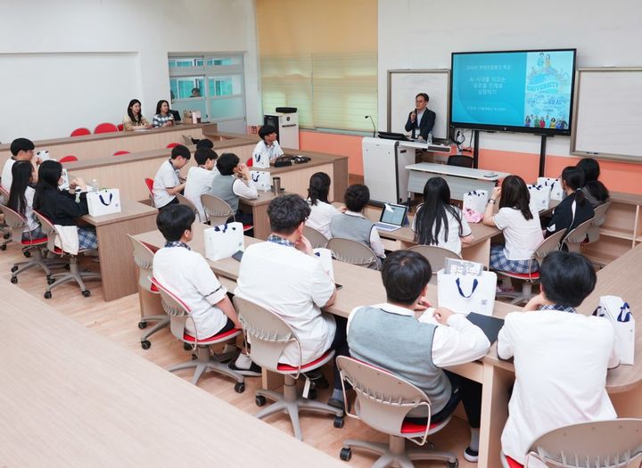 [서산=뉴시스] 충남 서산 서일고 학생들이 19일 서일고에서 진행된 HD현대오일뱅크 서울대 멘토링 지원 프로그램에 참여하고 있다. (사진=HD현대오일뱅크 제공) 2025.05.20. photo@newsis.com&nbsp; *재판매 및 DB 금지