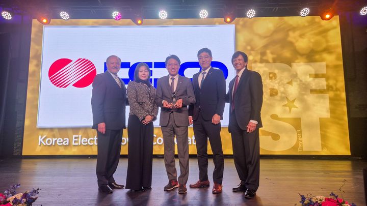 [세종=뉴시스] 한국전력공사는 19일(현지 시간) 미국 워싱턴에서 열린 'ATD 2025 Awards Ceremony'에서 'HRD BEST Awards'를 2년 연속 수상했다고 밝혔다. (사진=한전 제공) 2025.05.20. photo@newsis.com *재판매 및 DB 금지