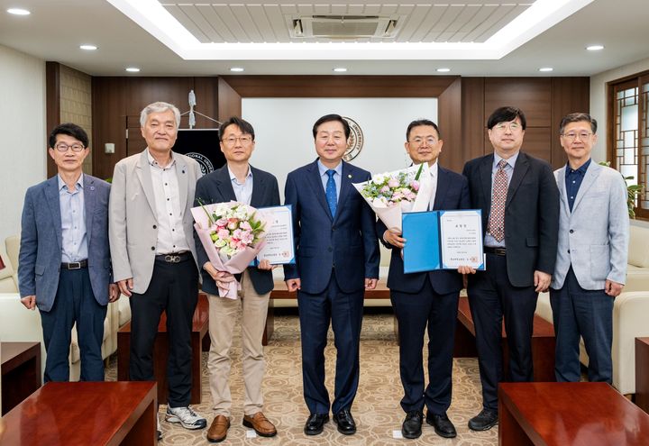 [대전=뉴시스] 충남대 ODA 총장공적 표창 수여식 기념촬영. (사진=충남대 제공) *재판매 및 DB 금지