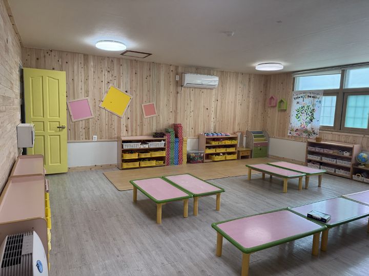 [거창=뉴시스] 거창군 신나는강남어린이집 목조화사업 (사진=거창군 제공) 2025. 05. 20. photo@newsis.com&nbsp;&nbsp; *재판매 및 DB 금지