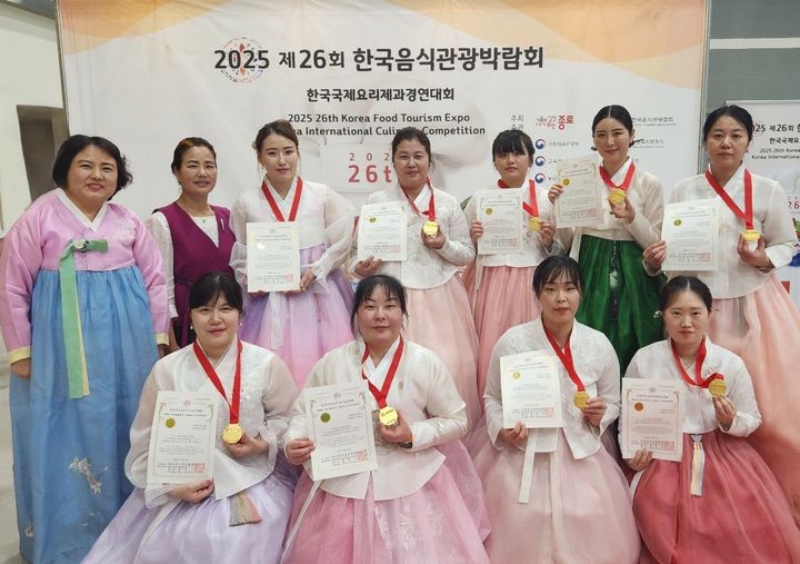 [광주=뉴시스] 최근 서울 양재동 aT센터에서 열린 2025 한국국제요리제과경연대회에서 수상한 광주여자대학교 학생들. (사진=광주여대 제공) 2025.05.20. photo@newsis.com *재판매 및 DB 금지