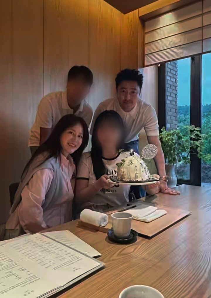 [서울=뉴시스] 미스코리아 출신 방송인 이혜원이 가족 사진을 공개했다. (사진=이혜원 인스타그램 캡처) 2025.05.20. photo@newsis.com *재판매 및 DB 금지