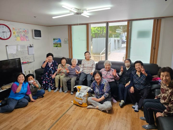 [공주=뉴시스] 경로당 양곡 지원 모습.(사진=공주시 제공) 2025.05.20.photo@newsis.com. *재판매 및 DB 금지