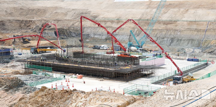 [세종=뉴시스]한국수력원자력은 20일 신한울 3호기 최초 콘크리트 타설 행사를 가졌다. 사진은 신한울3호기 원자로건물 최초 콘크리트 타설 현장사진.(사진=한수원 제공)